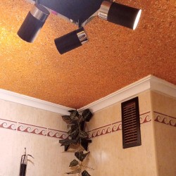 Як клеїти рідкі шпалери на стелю